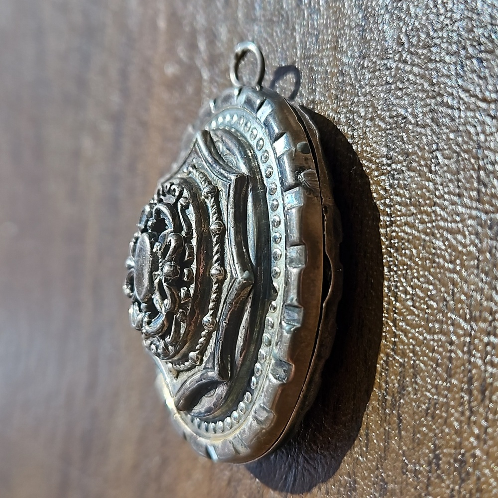 Vintage Intricate Locket - Picture 3 of 6